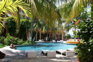 Outdoor pool, open 9:00 AM to 8:00 PM, pool loungers