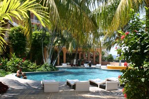 Outdoor pool, open 9:00 AM to 8:00 PM, pool loungers