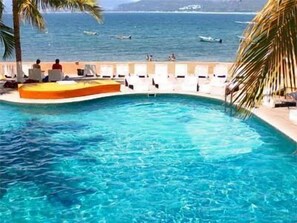 Una piscina al aire libre (de 09:00 a 20:00), tumbonas
