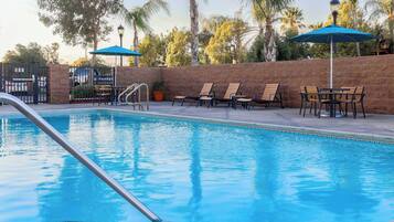 Ulkouima-allas avoinna 8.00–22.00, aurinkovarjoja, aurinkotuoleja