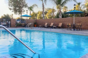 Outdoor pool, open 8:00 AM to 10:00 PM, pool umbrellas, sun loungers - Four Points by Sheraton Ontario-Rancho Cucamonga (Rancho Cucamonga)