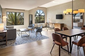 Suite, 1 letto king con divano letto | Biancheria da letto ipoallergenica, materassi a doppio strato