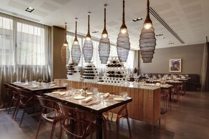 Se sirven desayunos y cocina internacional (con mesas al aire libre) 