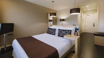 Edredón, caja de seguridad en la habitación y escritorio