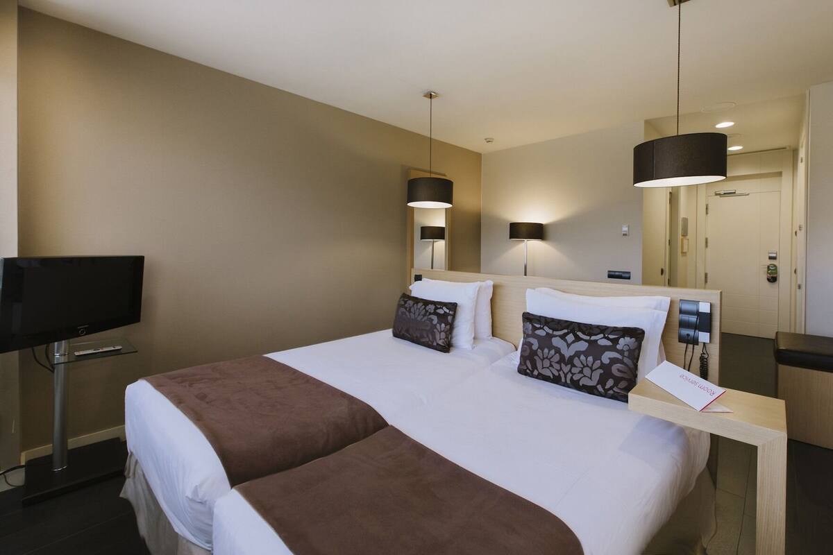 Down duvets, in-room safe, desk, blackout curtains