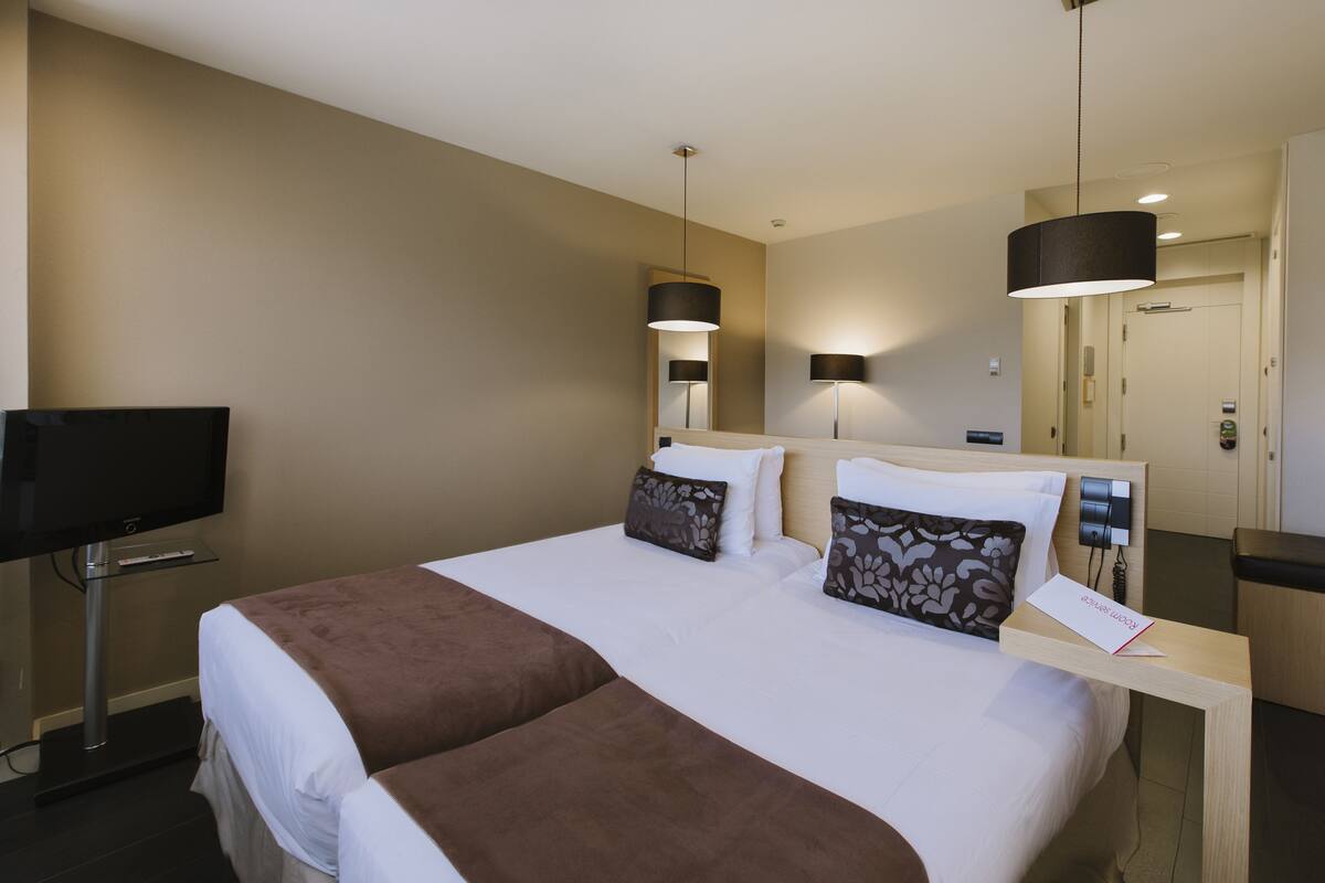 Down duvets, in-room safe, desk, blackout curtains