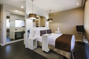 Down comforters, in-room safe, desk, blackout drapes