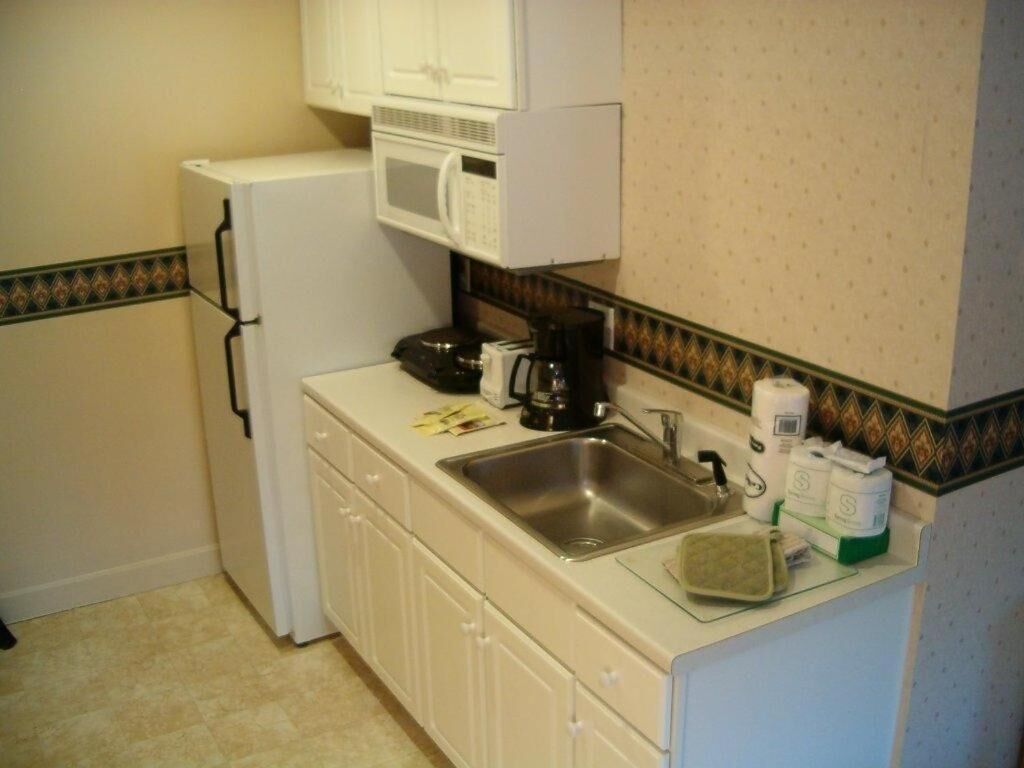 fridge, microwave, coffee/tea maker