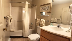 1 Bedroom Unit, 1 Queen Wall bed, Queen Sleep Sofa  | Bathroom | Combined shower/tub, free toiletries, hair dryer, towels