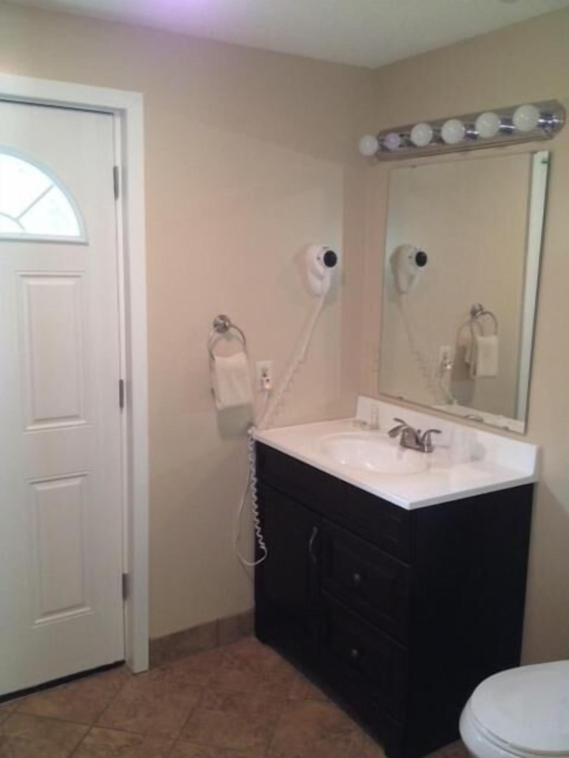 combined shower/bathtub, free toiletries, hair dryer, towels
