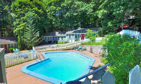 Piscine extérieure en saison