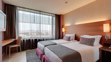 Frigobar, cofres nos quartos, escrivaninha, cortinas blackout