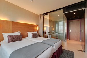 迷你吧、客房内保险箱、办公桌、遮光窗帘