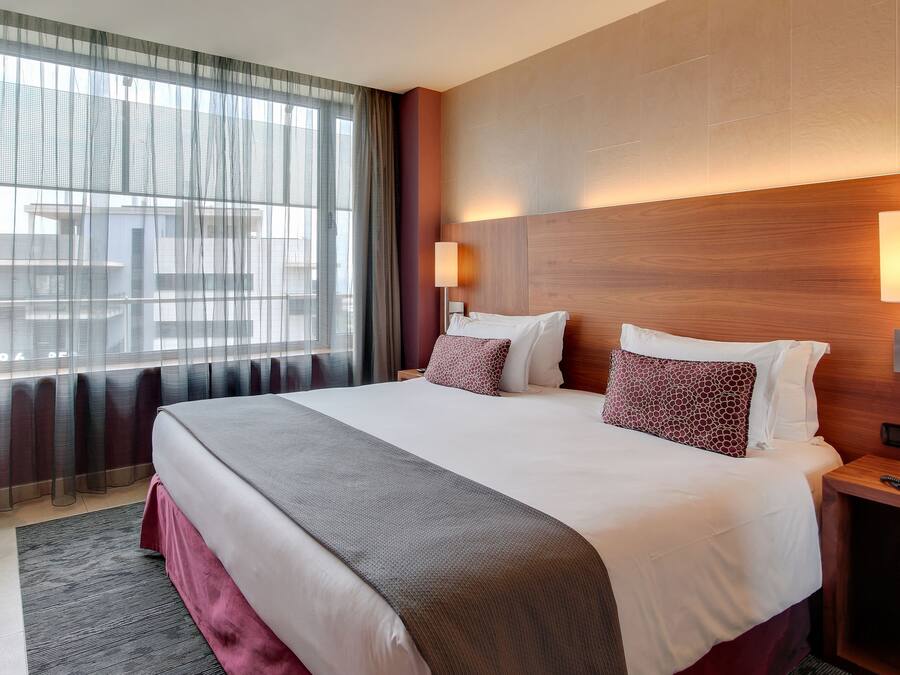 Minibar, coffres-forts dans les chambres, bureau, rideaux occultants