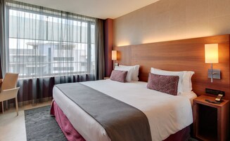 Minibar, caja fuerte, escritorio y cortinas opacas