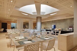 Se ofrece un desayuno bufé (16.00 EUR por persona)