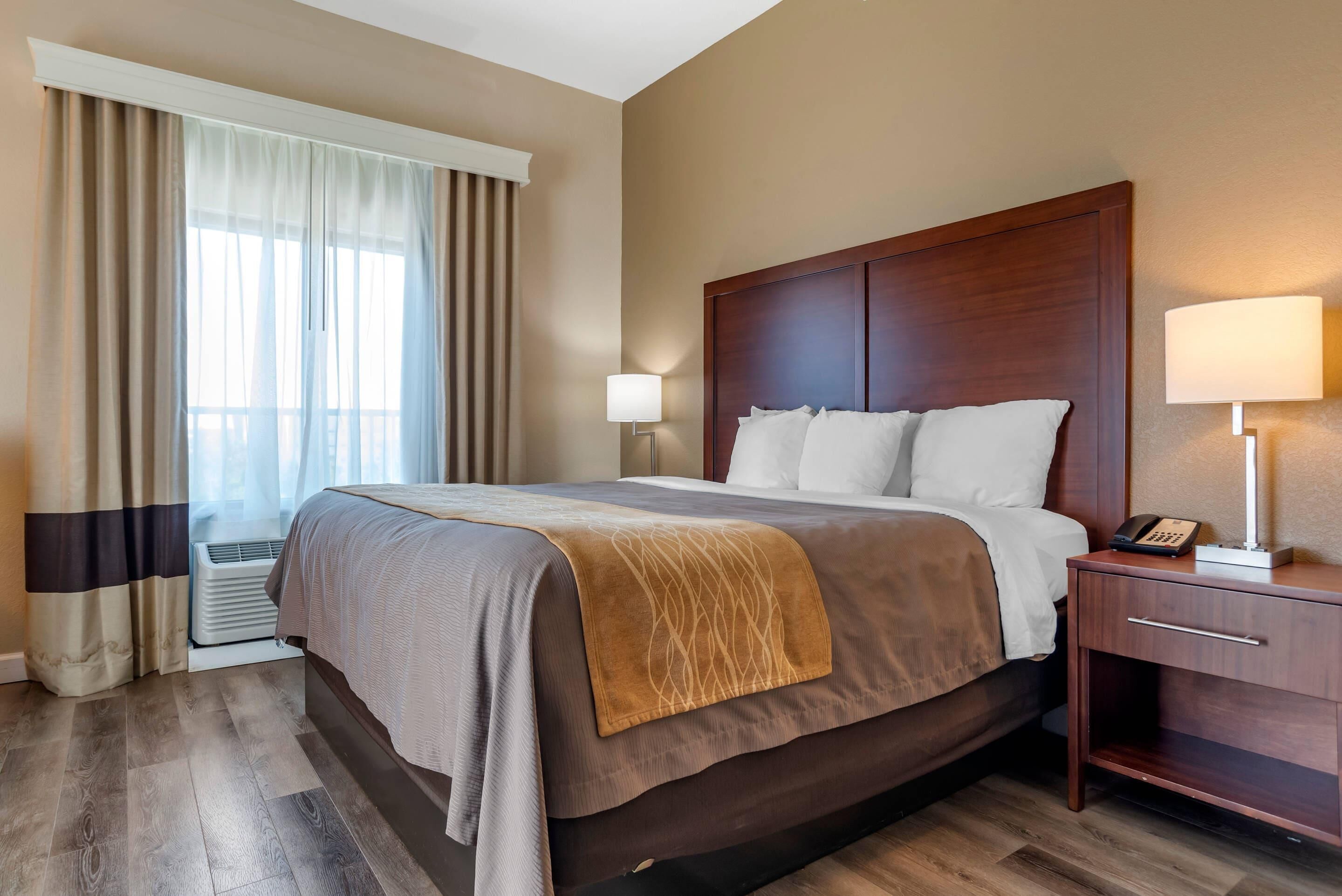 Suite, 1 cama King size, para no fumadores | Ropa de cama de alta calidad y caja de seguridad en la habitación 