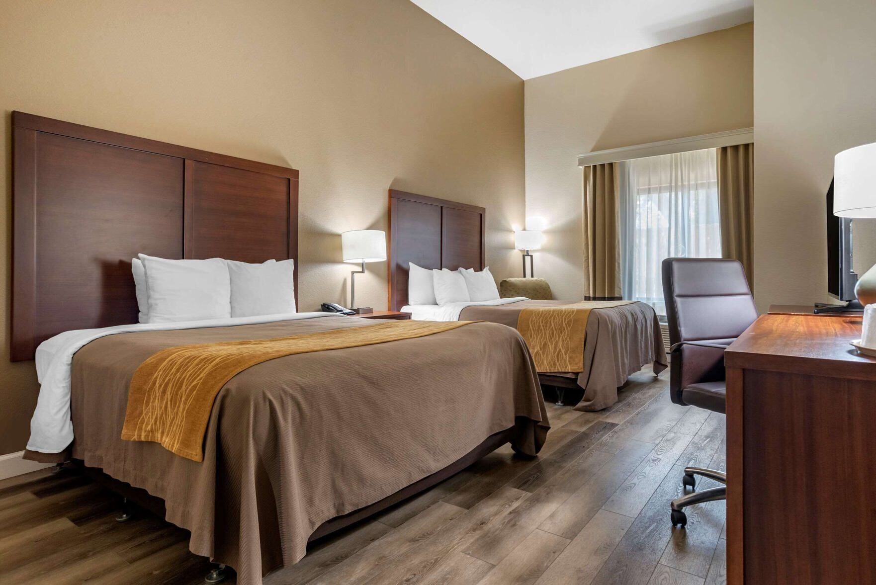 Hochwertige Bettwaren, Zimmersafe, Schreibtisch, schallisolierte Zimmer