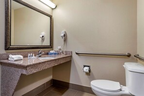 Gratis toiletartikelen, een haardroger, handdoeken