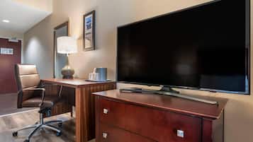 Ropa de cama de alta calidad y caja de seguridad en la habitación