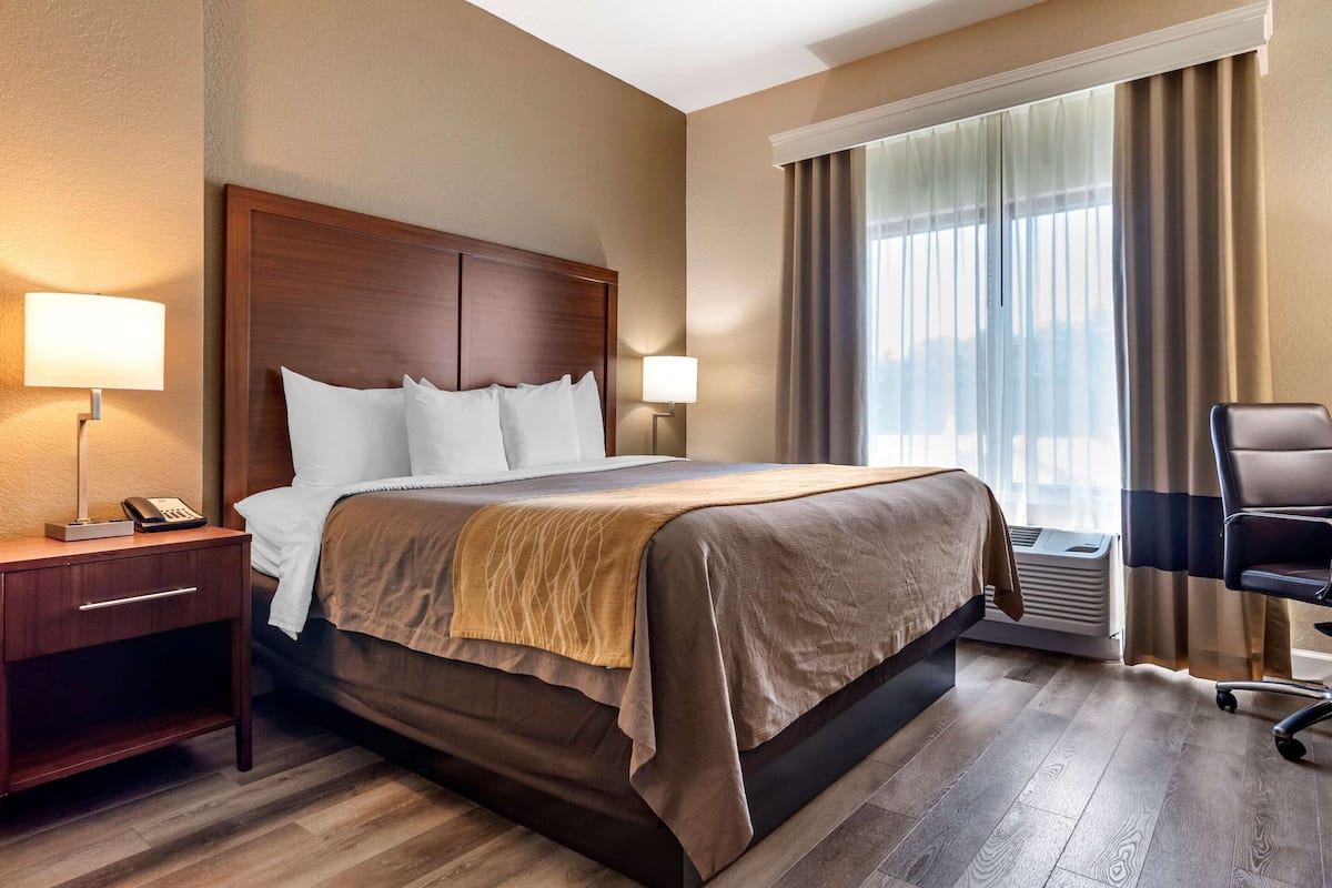 Kamar Standar, 1 Tempat Tidur King, Bebas Asap Rokok | Seprai premium, brankas, meja kerja, dan kedap suara