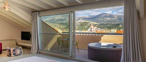 高级顶层房 (Outdoor Hot Tub) | 露台