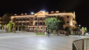 Vista frontal de la propiedad por la tarde o noche