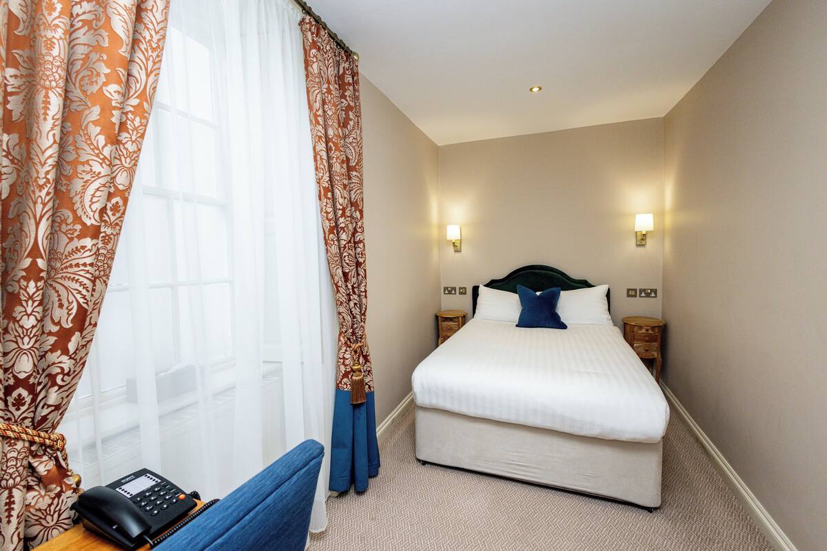 Snug Heritage Room - Small Double bed | Hypo-allergenic bedding available, WiFi (free), alarm clocks, bed sheets