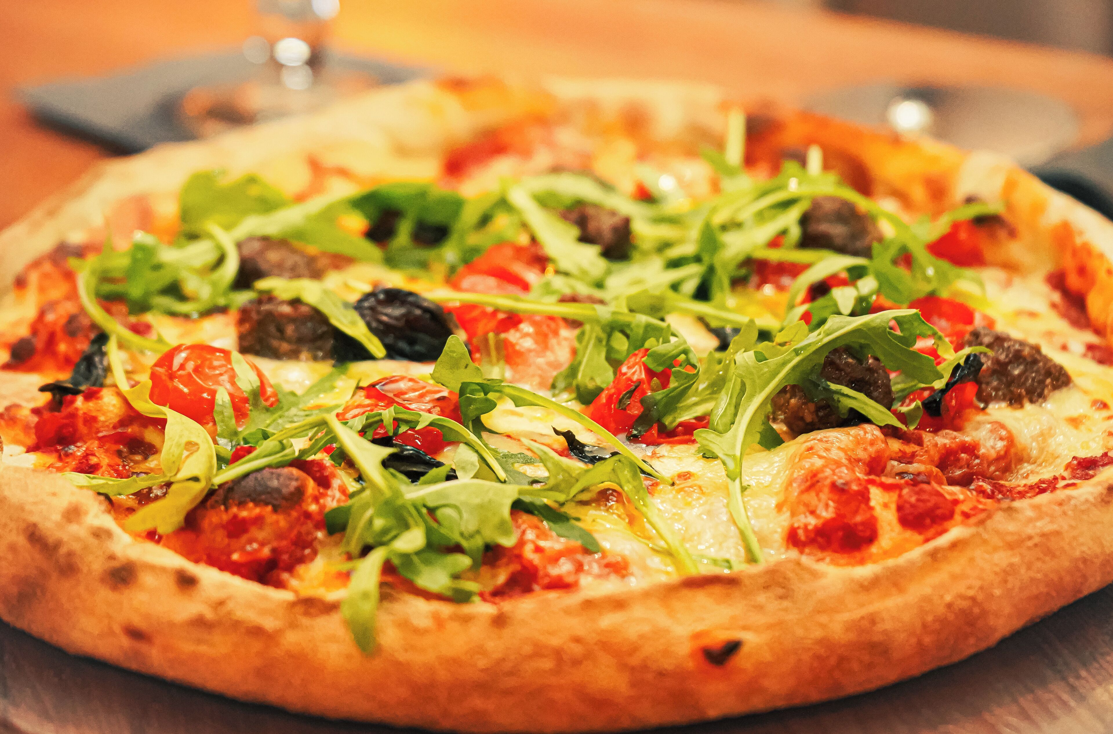 Een pizza met diverse toppings.