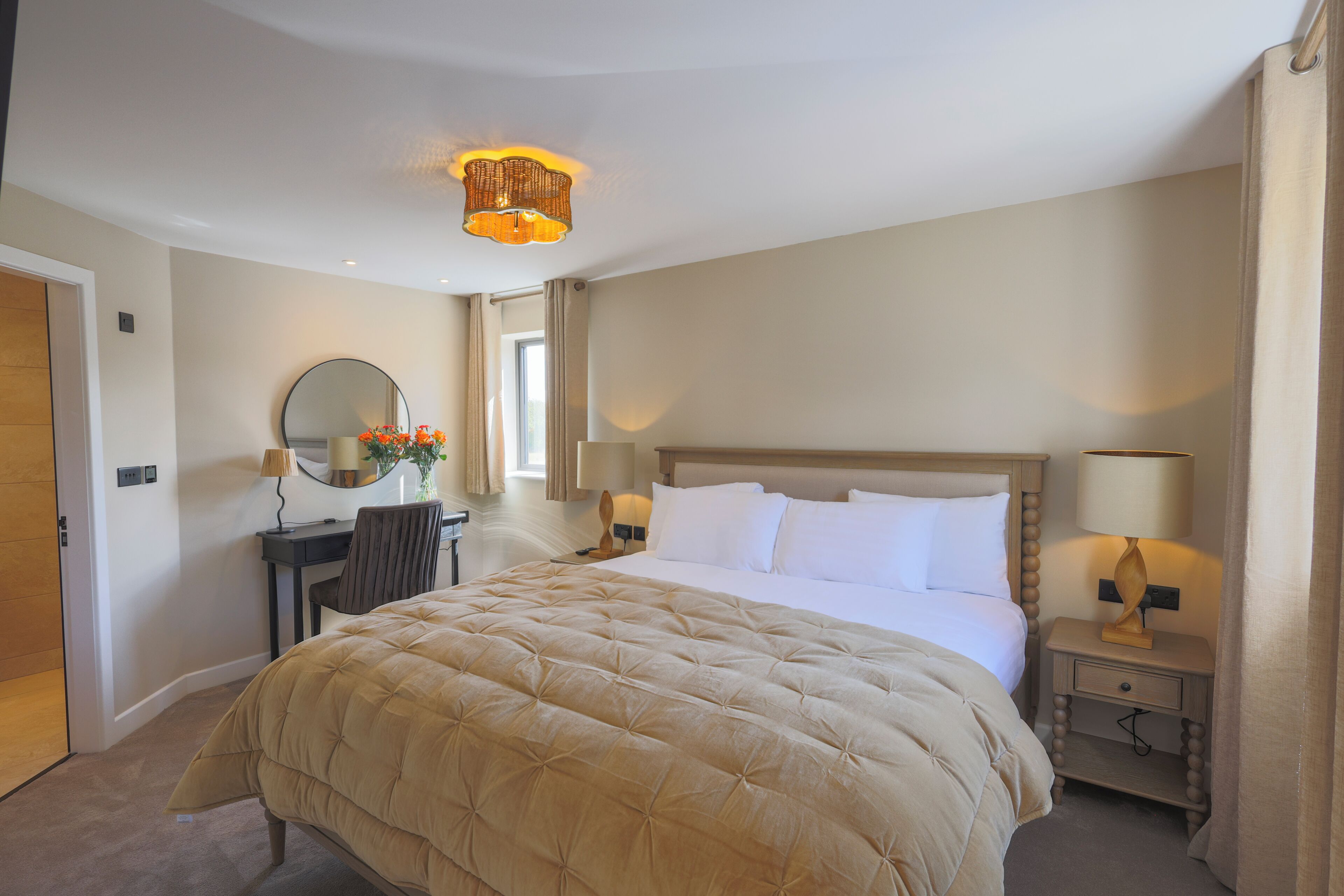 Deluxe House | Free WiFi, bed sheets, alarm clocks