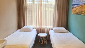 غرفة مزدوجة بتجهيزات أساسية - سريران فرديان منفصلان - بحمام مشترك | واي فاي مجانًا وملاءات أسرّة