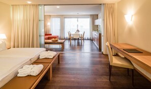 Deluxe-suite | Dundyner, safe på rommet, blendingsgardiner og strykejern/-brett