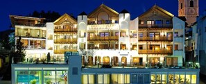Front of property – evening/night - SCHGAGULER Alpine Dolomites & SPA Hotel (Castelrotto)