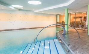 Indoor pool, outdoor pool, pool loungers - SCHGAGULER Alpine Dolomites & SPA Hotel (Castelrotto)