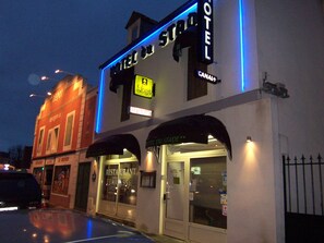 Mặt tiền nơi lưu trú - ban đêm