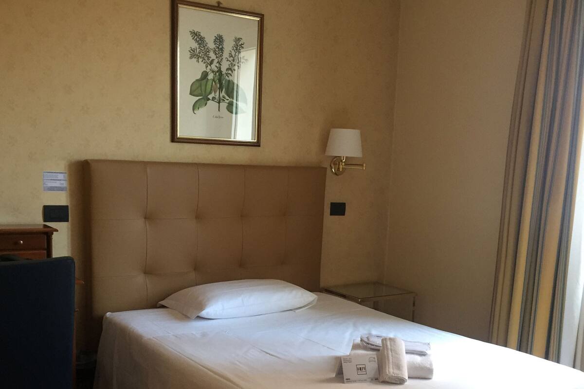 Ylelliset vuodevaatteet, untuvapeitot, minibaari, tallelokero huoneessa