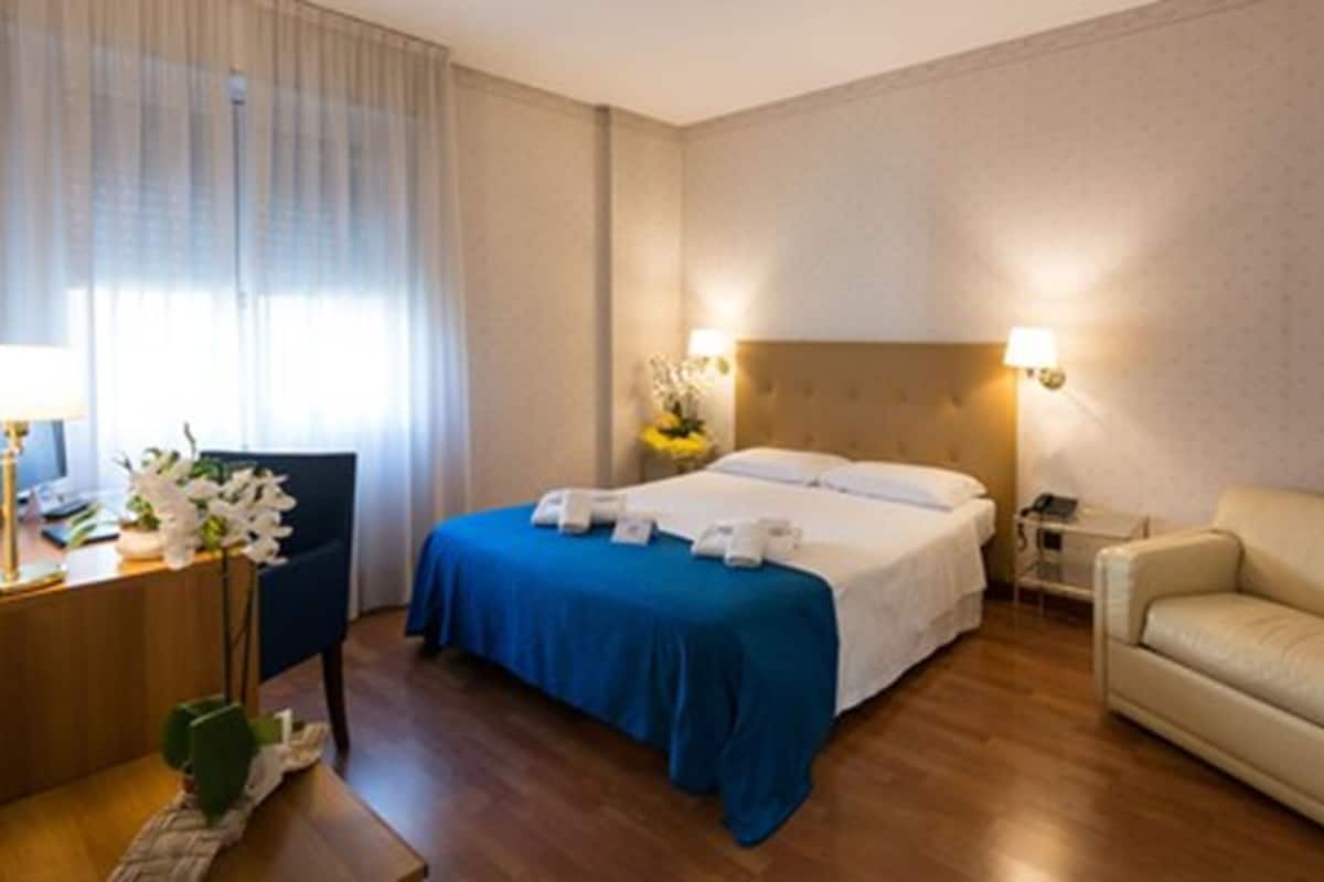 Premium-sengetøj, dundyner, minibar, pengeskab på værelset