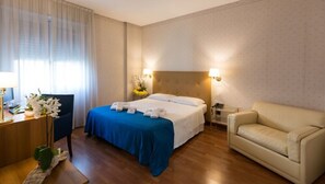 Ropa de cama de alta calidad, cubrecamas y minibar 