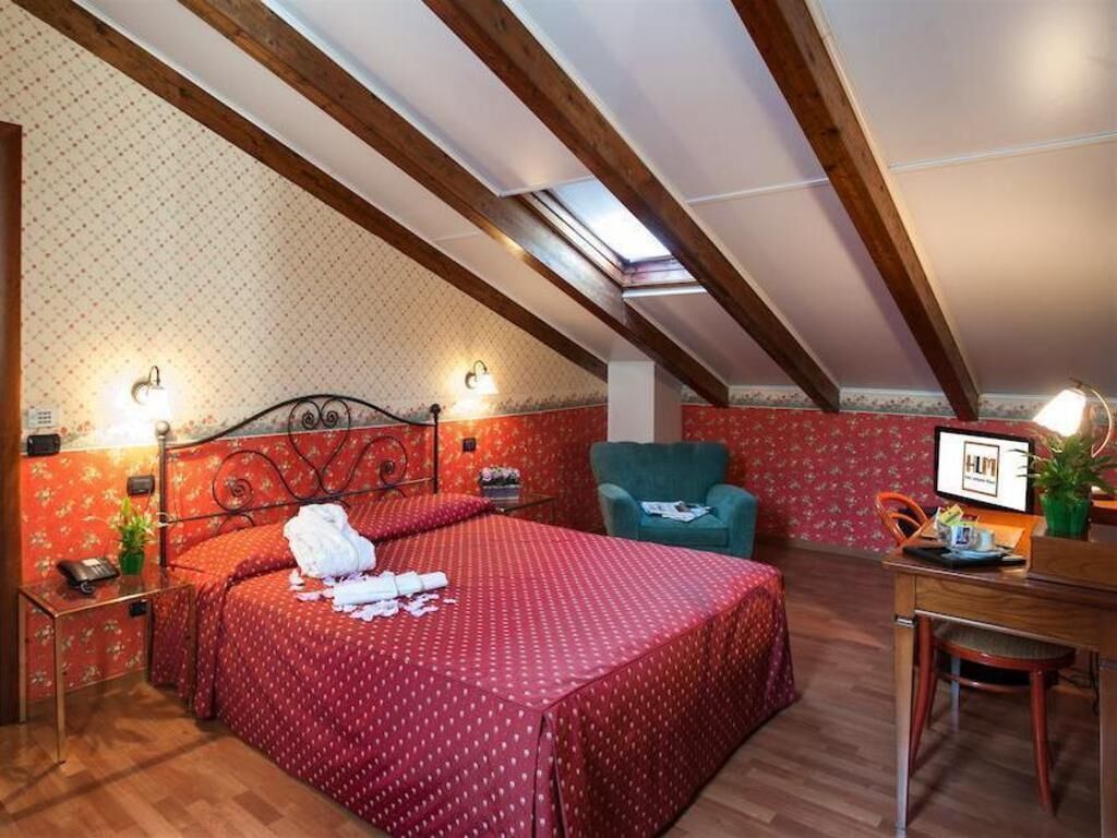 Kaliteli yatak takımı, kuştüyü yorgan, minibar, odada kasa 