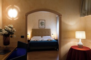Camera matrimoniale standard | Ropa de cama de alta calidad, edredones de plumas, minibar y caja fuerte