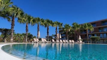 Utomhuspool, öppet 09.00 till 19.00, parasoller och solstolar