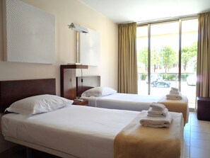 Zimmersafe, Verdunkelungsvorhänge, Bügeleisen/Bügelbrett