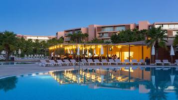 Bar junto a la piscina