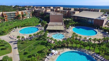 Piscina externa, funciona das 9h às 19h, guarda-sóis, espreguiçadeiras