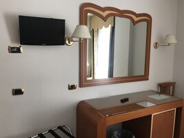 Frigobar, cofres nos quartos, escrivaninha, berços (sobretaxa)
