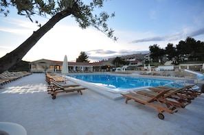 2 outdoor pools, pool loungers