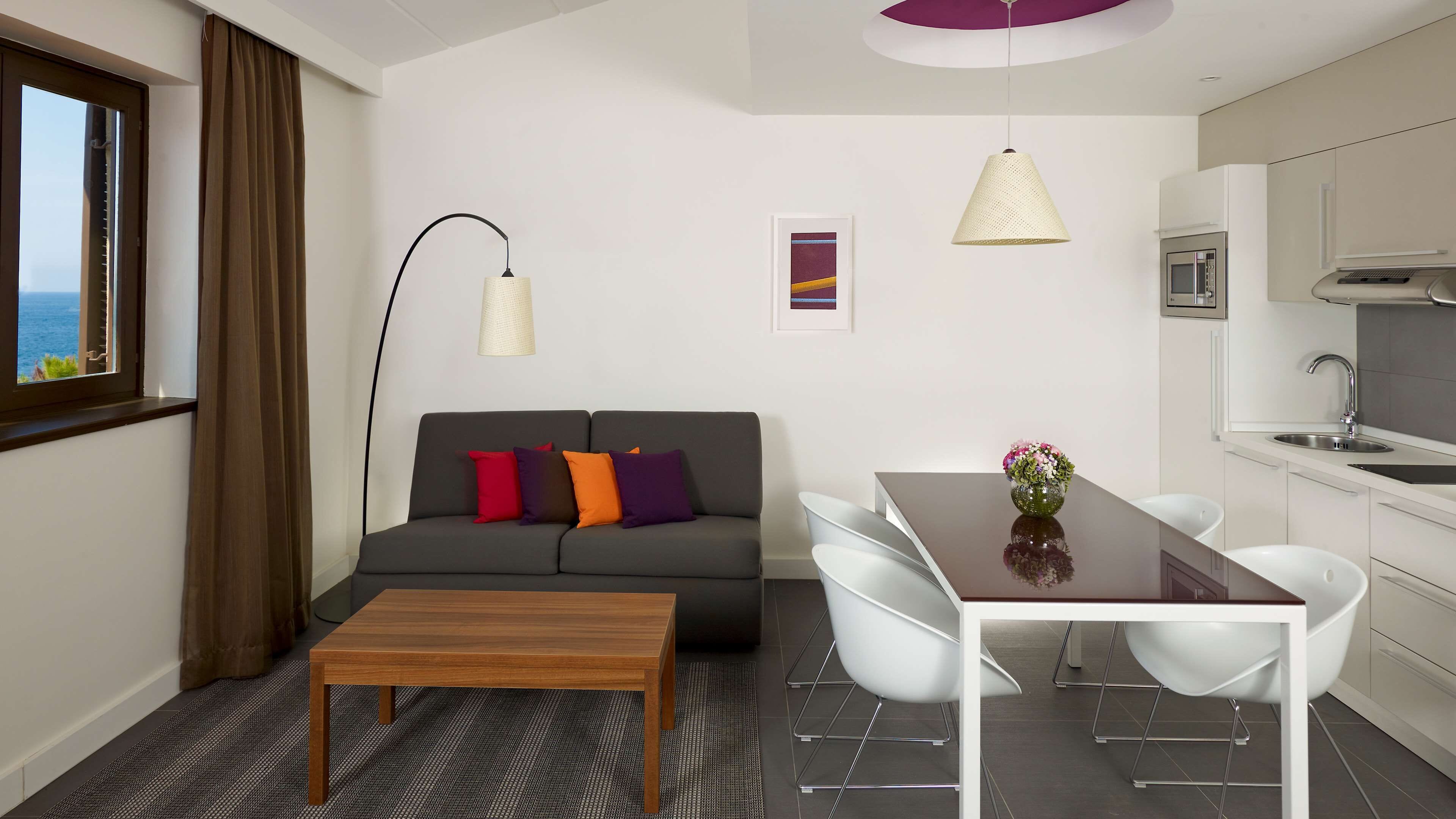 Värdeförvaringsskåp på rummet, skrivbord och arbetsyta för laptop