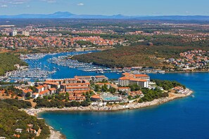 A coastal town with a marina, beachfront, and residential buildings. - Park Plaza Verudela Pula (Pula)