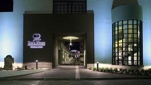 Een modern gebouw met een opvallend verlicht bord waarop 