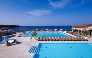 2 piscines extérieures, chaises longues